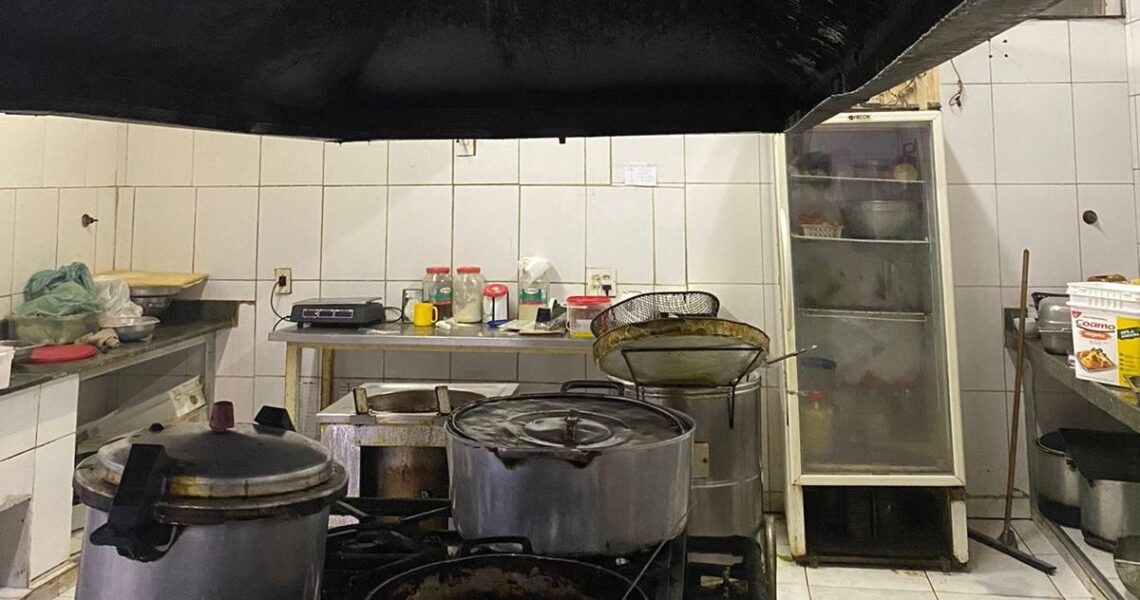 Vigilância Sanitária interdita cozinha de restaurante