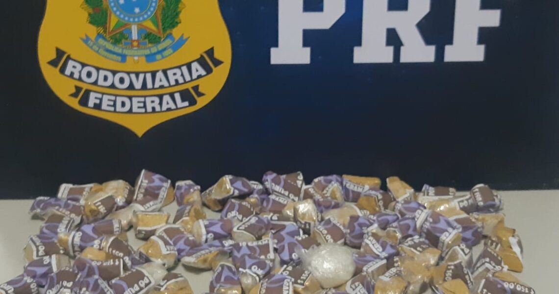 PRF apreende cocaína dentro de ônibus em Muriaé