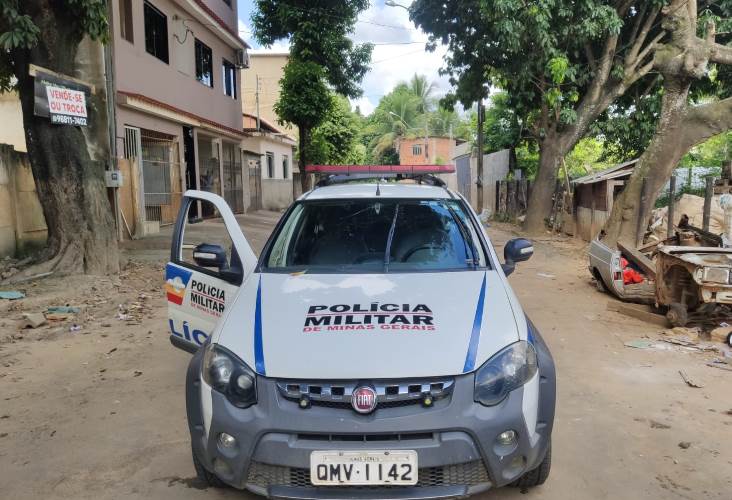 Homem surta e faz ameaças a vizinhos