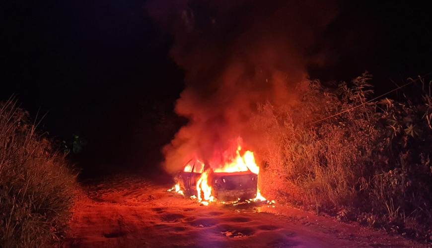 Carro roubado em Coimbra é incendiado em Muriaé