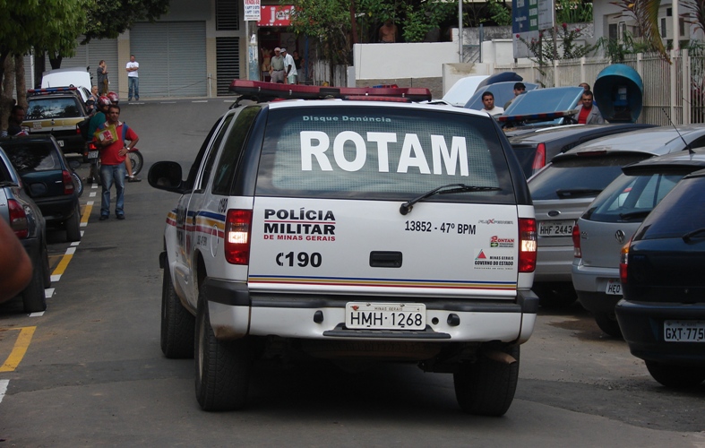 Polícia Militar prende dupla com arma e drogas no José Cirilo