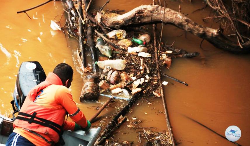 DEMSUR faz limpeza em diversas áreas do Rio Muriaé