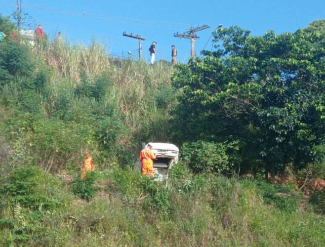 Mulher morre após carro cair em barranco