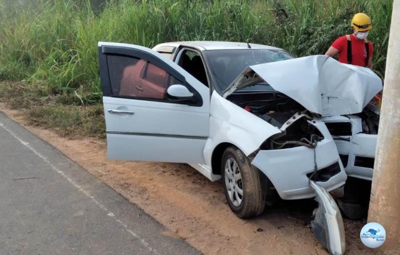 Motorista fica ferido após carro bater contra poste