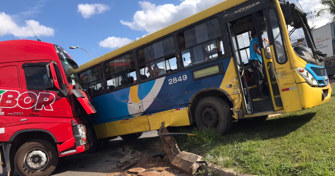 Ônibus é atingido por carreta no Trevo da Chevrolet