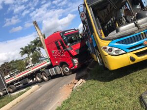 Ônibus é atingido por carreta no Trevo da Chevrolet