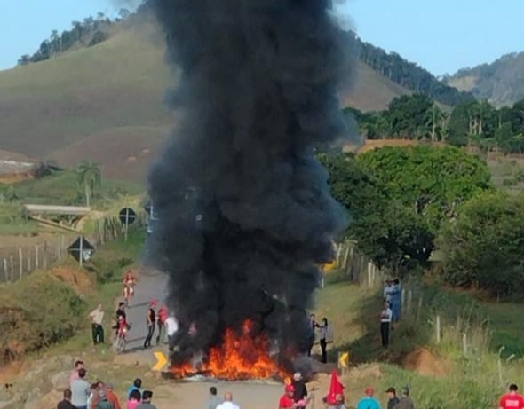 Manifestantes fecham a BR 356