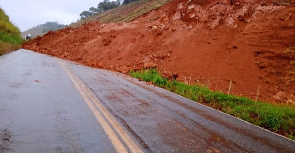 BR 262: queda de barranco interdita rodovia