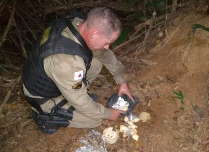 Papelotes de cocaína são apreendidos pela PM