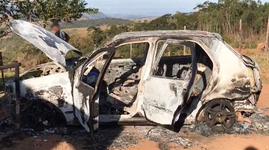 Corpo carbonizado encontrado dentro de veículo