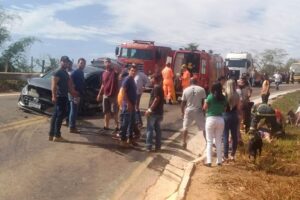 Motorista fica ferida em acidente na Estrada do Vermelho