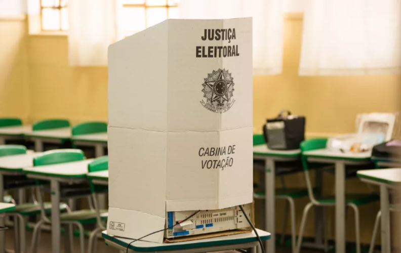 TSE proíbe celular na cabine de votação