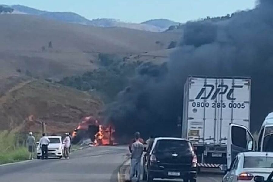 Carreta com Café pega fogo na BR 116