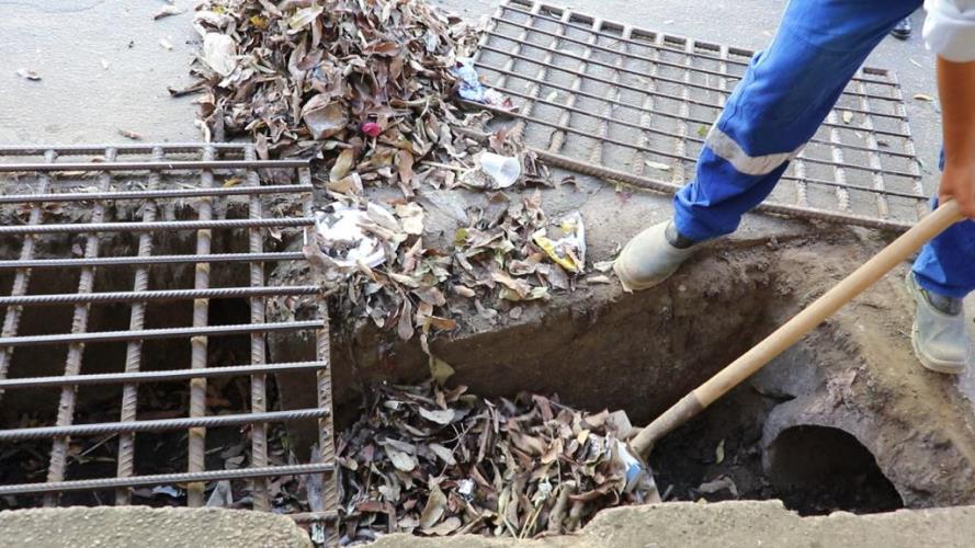 Mutirão de limpeza de bueiros é realizado pelo Demsur