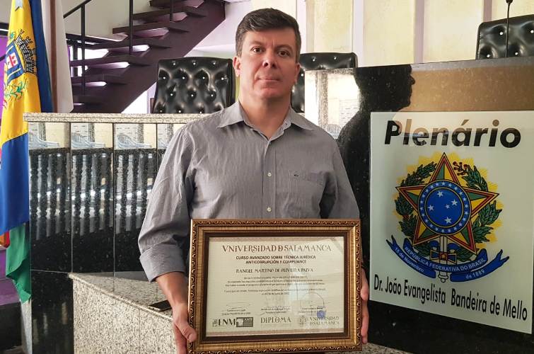 Vereador Delegado Rangel recebe certificação internacional