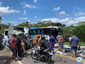 Acidente deixa mais de 20 feridos e um morto