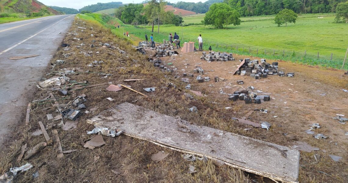 Carga de baterias é saqueada após acidente