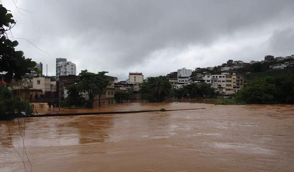 Rio Muriaé transborda e alaga diversas ruas