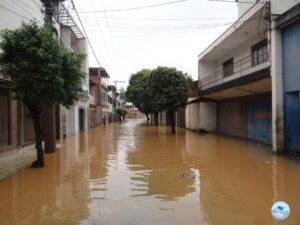 Rio Muriaé transborda e alaga diversas ruas 