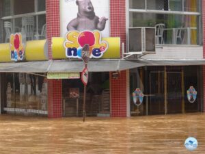 Rio Muriaé transborda e alaga diversas ruas 