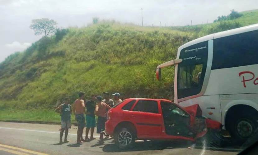 Acidente entre ônibus e carro deixa um ferido