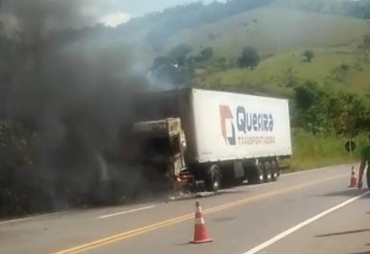 Carreta com medicamentos pega fogo na BR-116