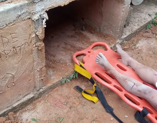 Mulher é resgatada viva de túmulo