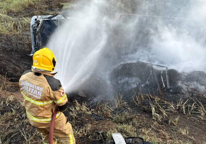 Motorista morre após carreta tombar e pegar fogo