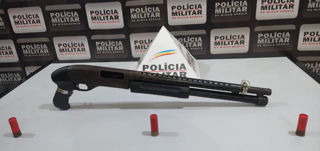 Homem é preso com espingarda calibre 12