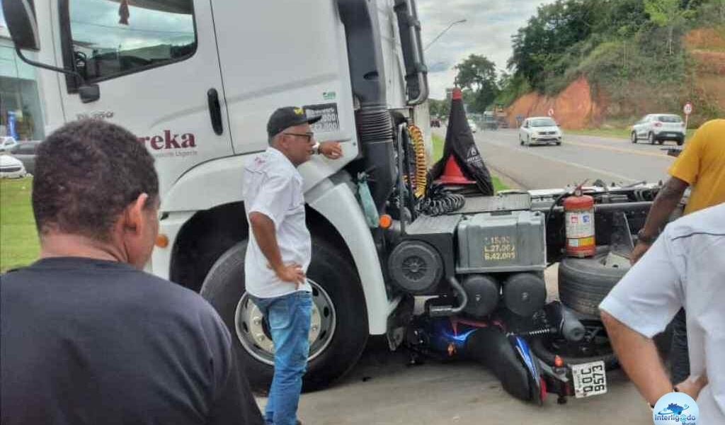 Caminhão e moto se chocam na BR 116