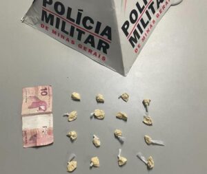 Ações da PM aprendem arma e drogas