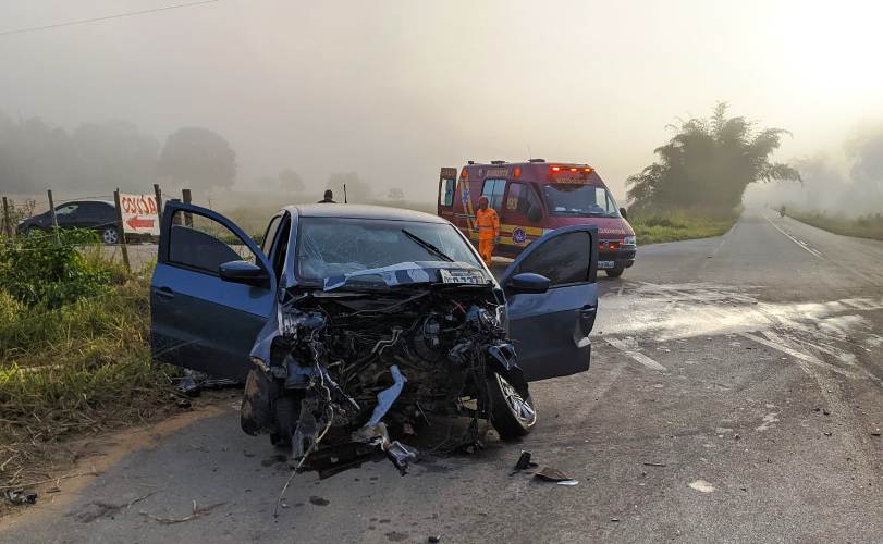 Acidente entre carro e caminhão na MGC 265