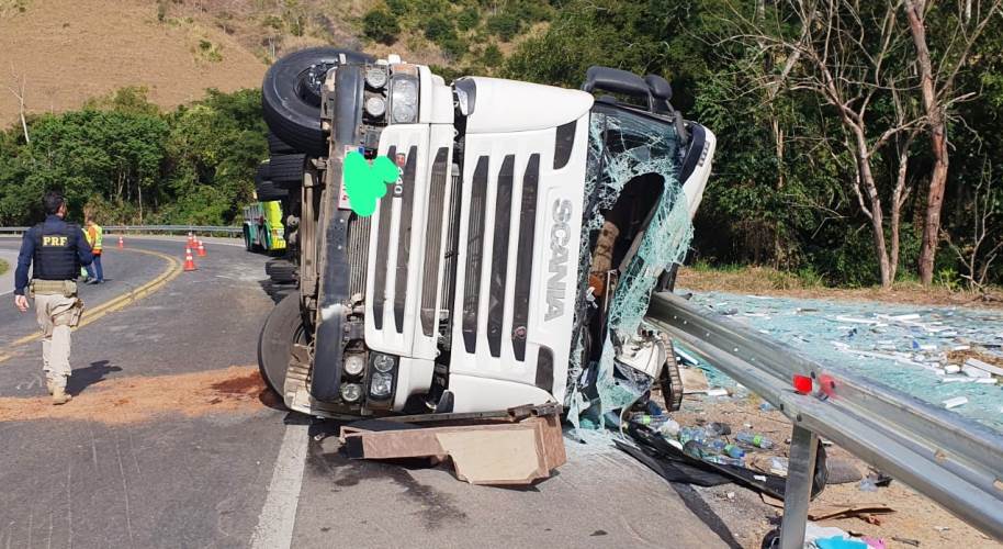 Carreta com toneladas de vidros tomba na BR