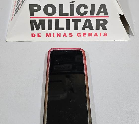 PM prende dois e recupera celular roubado