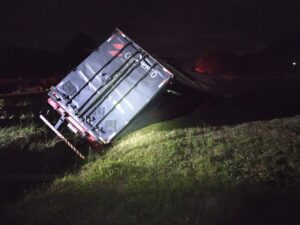 Motorista morre em acidente entre três carretas