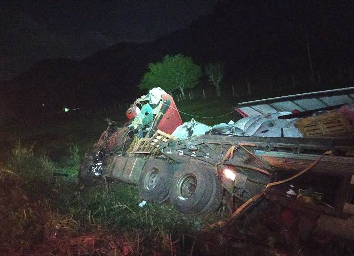 Motorista morre em acidente entre três carretas