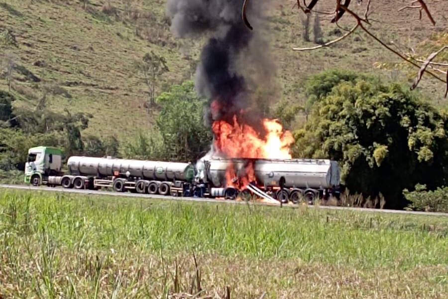 Motorista morre em acidente entre carretas