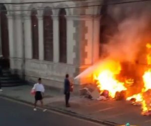 Incêndio atinge prédio histórico