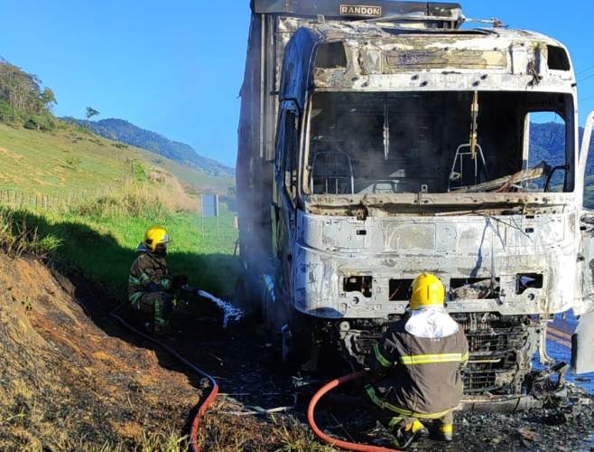 Carreta pega fogo na BR 356