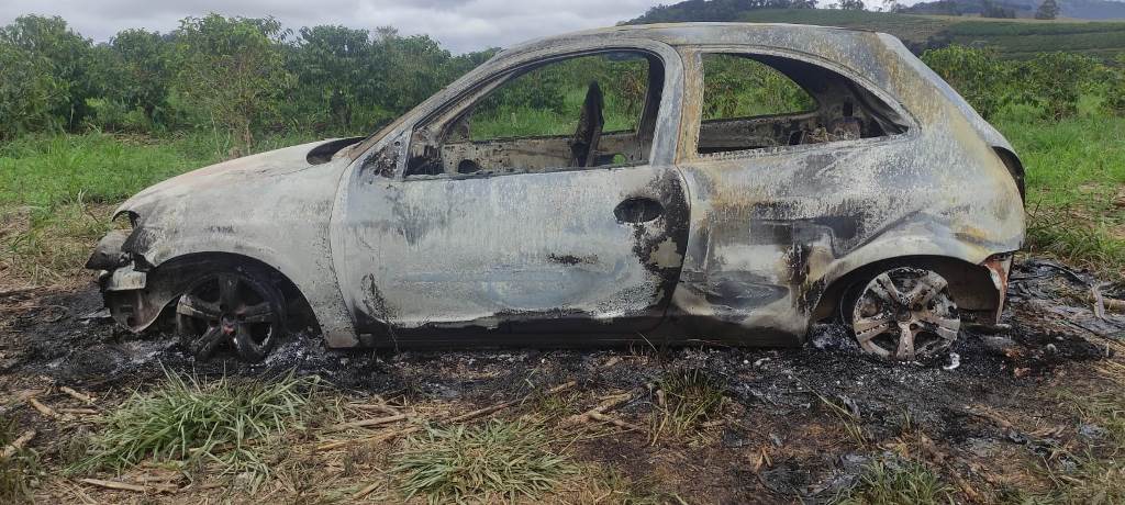 Corpo carbonizado na zona rural de Fervedouro