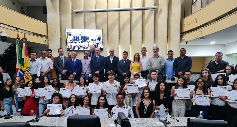 Diplomados os 17 jovens vereadores eleitos nas escolas