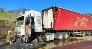 Carreta pega fogo na BR 356