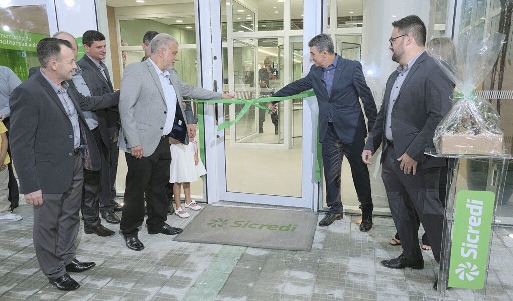 Sicredi inaugura agência Muriaé Centro e Base Regional