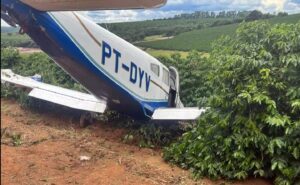 Avião da Escola Civil Muriaé cai em cafezal