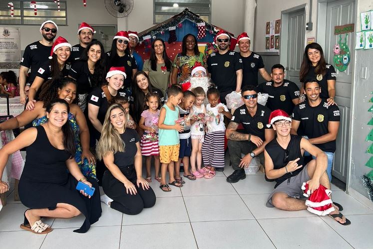 Polícia Civil comemora o Natal com crianças de escolas