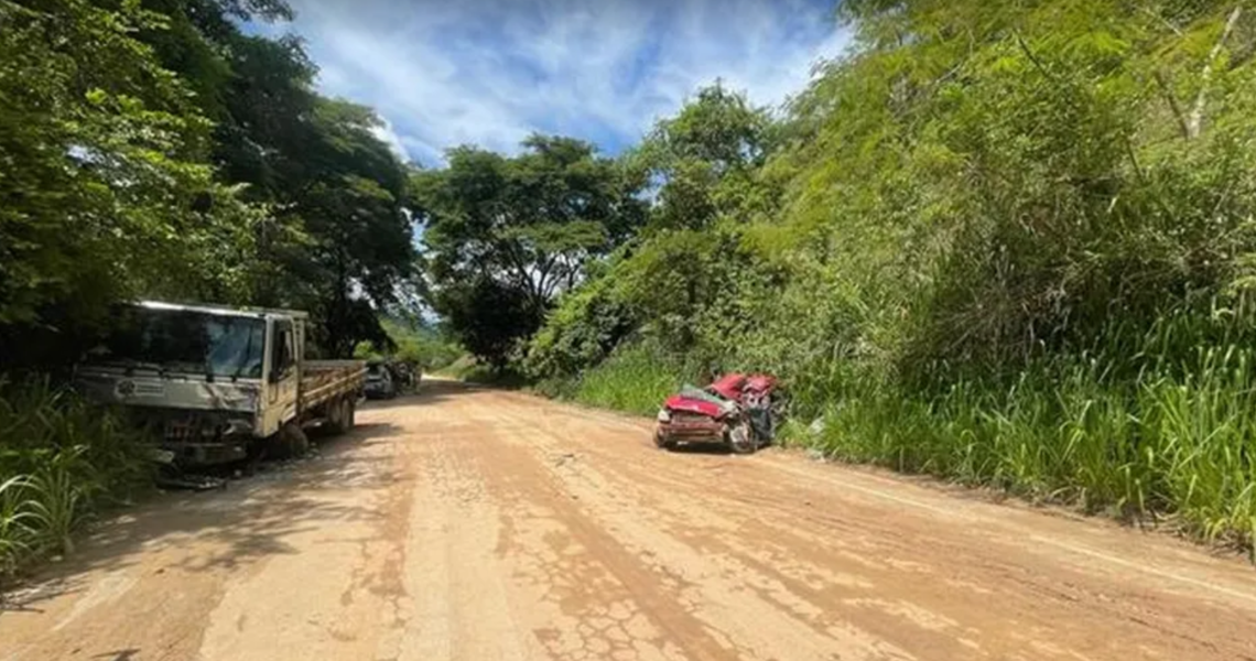 Jovem morre ao bater carro em caminhão