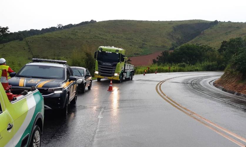 Carro saiu da pista na Br 116 em Leopoldina