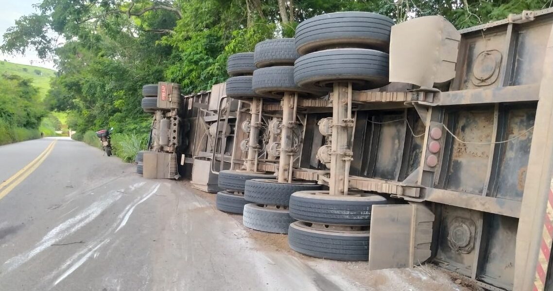 Carreta tomba na MGC 265