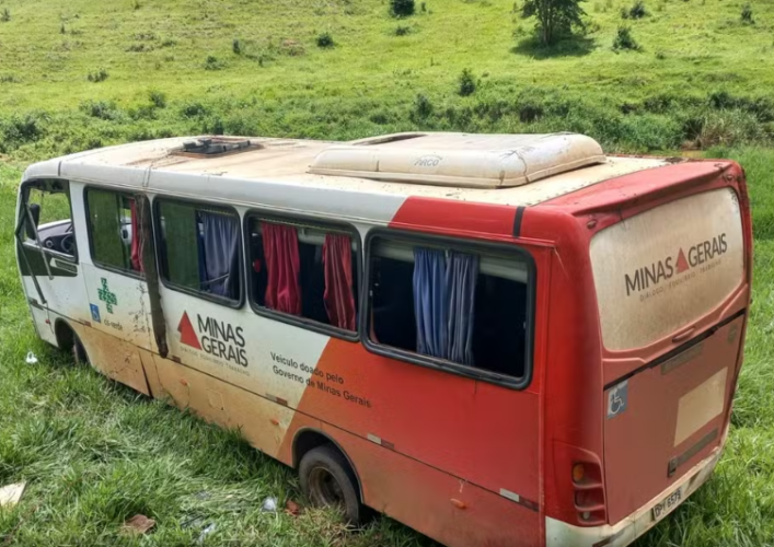 Ônibus com pacientes capota na MG-265