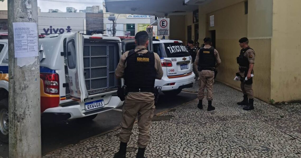 Dupla presa com drogas e armas no Vale Verde